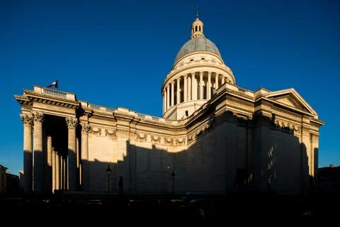 Large Building With Dome in Paris 写真素材