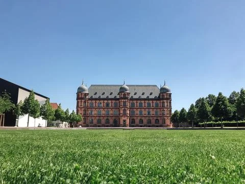 A large building with a green lawn in front of it Foto stock