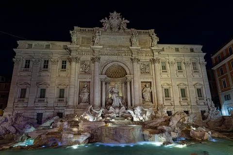 The large building is illuminated with different colored lights around it Fotos de archivo