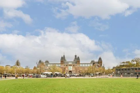 A large building in the middle of a park Fotos de archivo