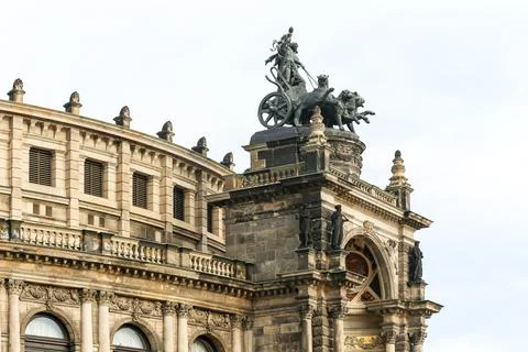 A large building Semper Opera in Dresden Germany with a statue of a chariot.. Foto stock