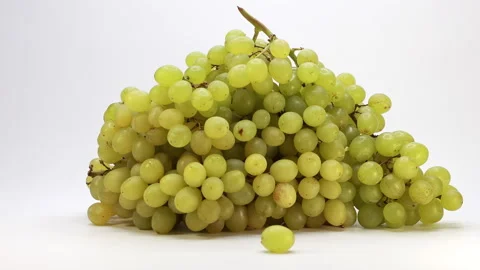 A large bunch of fresh green grapes with a single grape in the foreground, isola Stock Footage 331004755