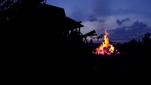 Large burning fire near cottage house in the night Vídeos de archivo 74979043