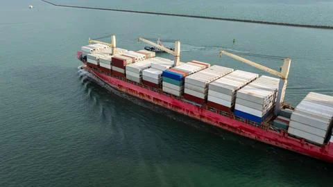 Large Cargo Container Ship Navigating Coastal Waters Near Laem Chabang Thai.. 库存照片