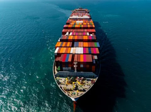 Large Cargo Container Ship Navigating Open Ocean Near Si Racha Thailand Ele.. Foto stock