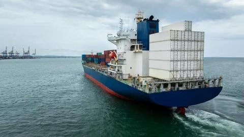 Large Cargo Container Ship Sailing In Deep Water Near Laem Chabang Chonburi.. Foto stock