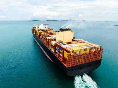 Large Cargo Ship Carrying Freight Containers Across The Gulf Of Thailand Hi.. Foto stock
