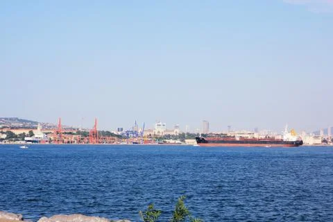Large cargo ship crosses the Bosphorus Foto stock