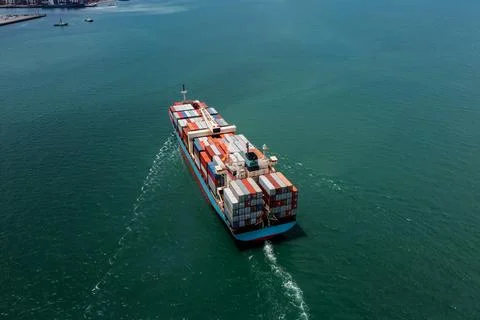 Large Cargo Ship Sailing Through Deep Sea Waters Near Chon Buri Thailand Wi.. Stock-Fotos