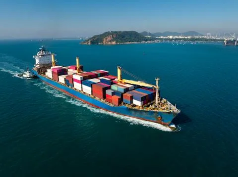Large Cargo Ship Transporting Containers In Coastal Ocean Waters Elevated Vie Foto stock