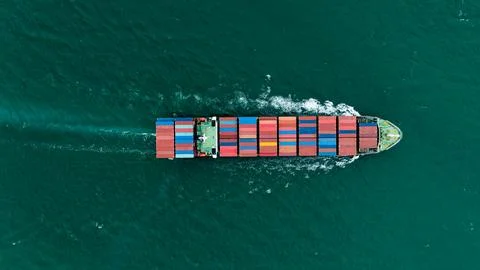 Large Cargo Vessel Transporting Shipping Containers Across Open Ocean Water.. Foto stock