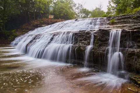 Large cascading waterfall over slates and cliffs of rock Foto stock