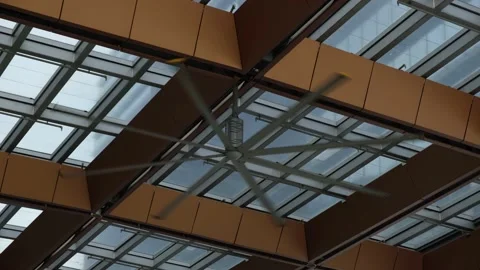 Large Ceiling Fan In An Outside Mall Vídeo Stock 145239931