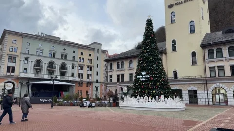 Large chic Christmas tree on the main square of Rosa Khutor 2024, New Year celeb 스톡 동영상 257567369