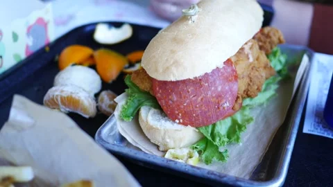 A Large Chicken Sandwhich on Restaurant Tray Видео 344012414