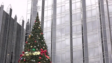Large Christmas tree on display in downtown of city 4k 库存影片 132667342