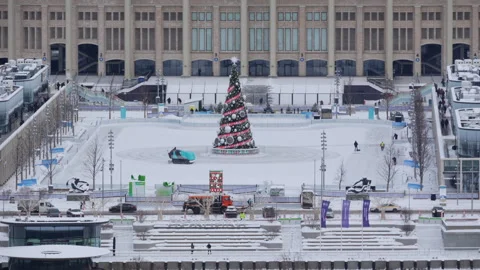 A large Christmas tree is in the middle of a snow-covered plaza Vídeo Stock 326062458
