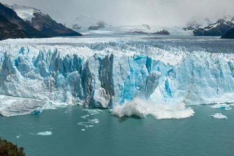 Large chunk of ice is breaking off the Perito Moreno Glacier Stock-Fotos