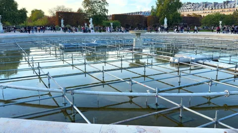 Large circular pond inside the Tuileries Garden undergoing maintenance Видео 337880953