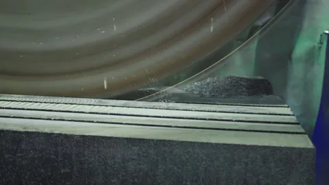 A large circular saw for cutting stone cuts porcelain stoneware blanks for the Vidéo 255635022