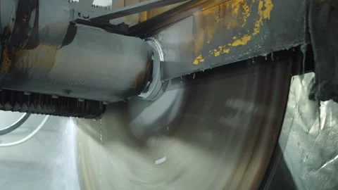 A large circular saw in a production facility cuts stoneware stoneware for thin Vidéo 255634783