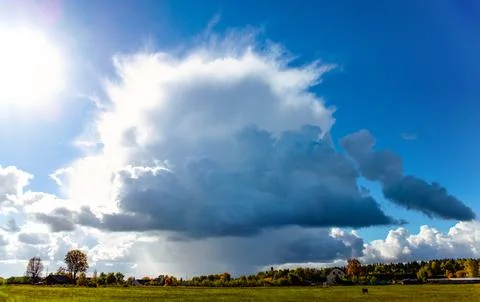 Large clouds on the side of the sun, with a band of rain. Foto stock