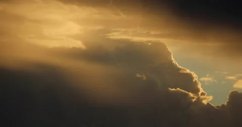 Large Clouds At Sunset In Orange Sky Vídeo Stock 135416975