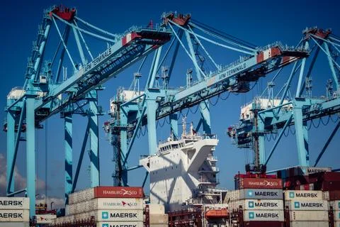 Large CMA CGM container ship unloading cargo under gantry cranes at port of.. 스톡 사진