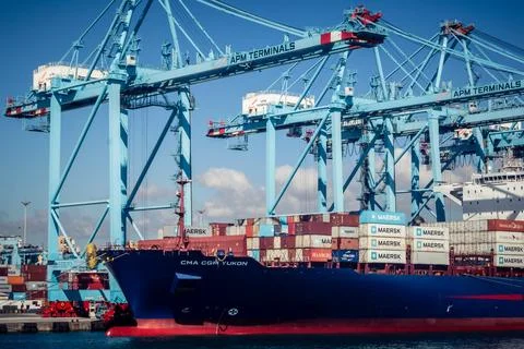 Large CMA CGM container ship unloading cargo under gantry cranes at port of.. 스톡 사진