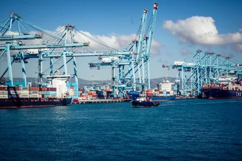 Large CMA CGM container ship unloading cargo under gantry cranes at port of.. 스톡 사진