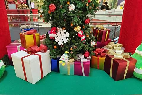 Large colored boxes tied with ribbons as Christmas decorations Foto stock