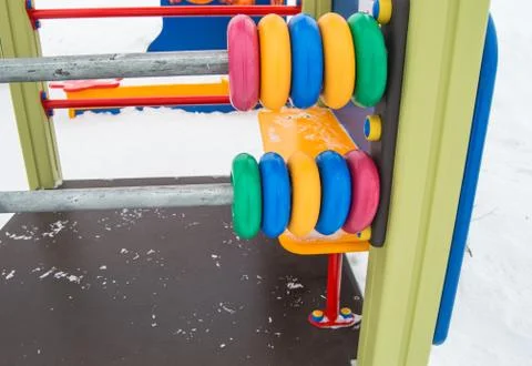 Large colored children's abacus, plastic rings on metal frames, winter Playgr Foto stock