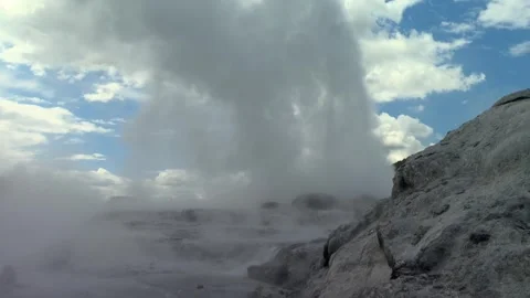 Large column of hot steam and water exploding from Pohutu Geyser in a volcanic Vídeos de archivo 347994600