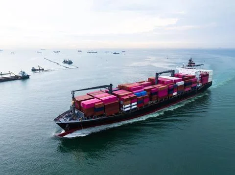 Large Commercial Container Ship Navigating Coastal Waters During Overcast D.. 库存照片
