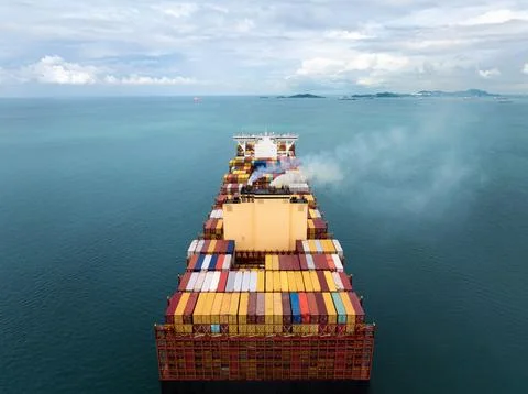 Large Commercial Container Ship Transporting Cargo Across Open Sea Near Cho.. Stockfoto's