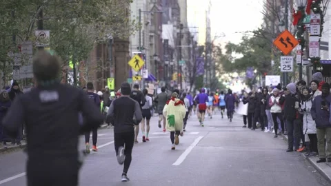 Large Community Of Runners Gathered During The Philadelphia Marathon In Vídeo Stock 227136470