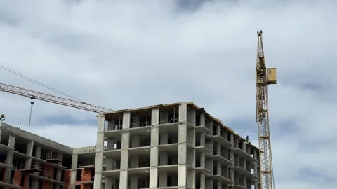 Large Concrete Apartment Building Construction Site With Cranes Under Cloudy Sky Vídeo Stock 335193108