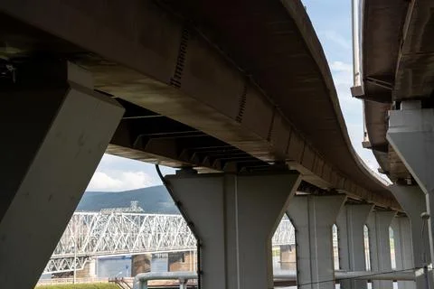 Large concrete support columns for a bridge or elevated roadway Stock-Fotos