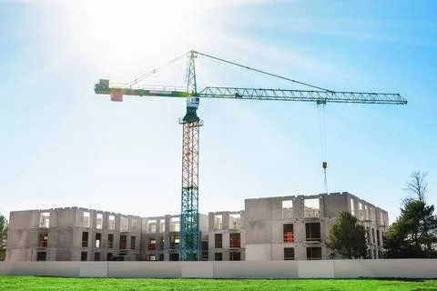 Large construction crane building a modern concrete block residential build.. Foto stock