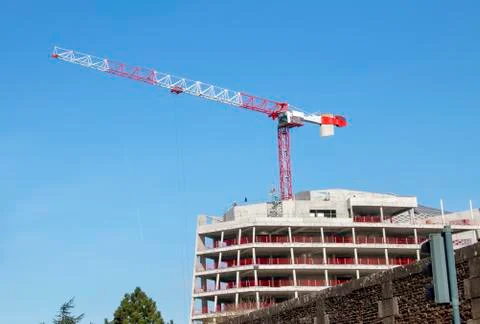 Large construction crane installed at a construction site Stock-Fotos