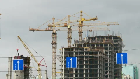 Large construction site in middle of the city. 库存影片 335244316