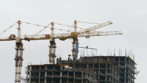 Large construction site in middle of the city. Vidéo 335244901