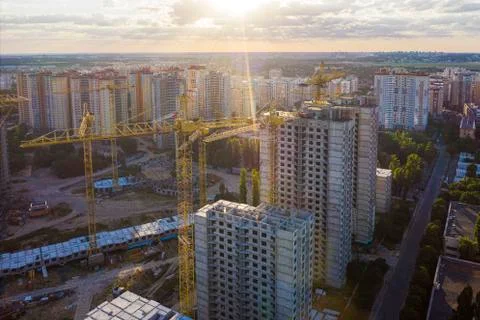 Large construction site with several cranes working on a building complex, with Foto stock