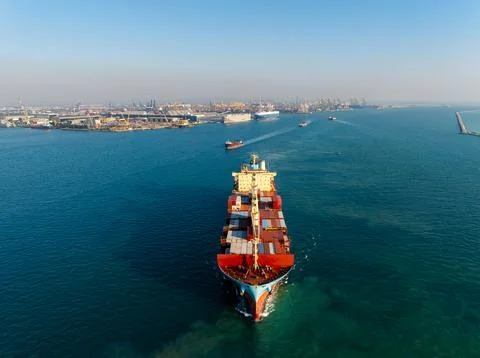 Large Container Cargo Ship Sailing In Turquoise Sea Approaching Laem Chaban.. Fotos de archivo