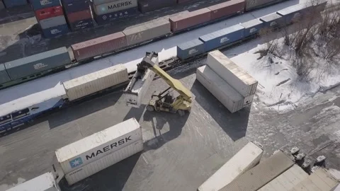 A large container handler moves around the warehouse and sets up containers Vídeos de archivo 157692047