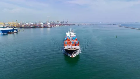 Large Container Ship Approaching Industrial Harbor Terminal In Thailand Wid.. Foto stock
