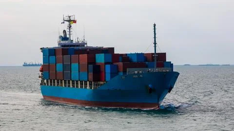Large Container Ship Carrying Cargo Navigating Sea Near Laem Chabang Thaila.. 库存照片