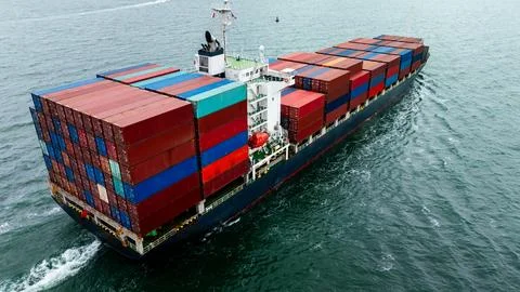 Large Container Ship Carrying Cargo Across Ocean Near Si Racha Chon Buri Th.. Foto stock