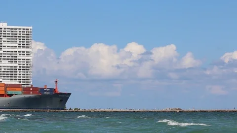 Large container ship departing to the ocean from Fort Lauderdale Florida 스톡 동영상 95196398