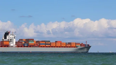 Large container ship departing to the ocean from Fort Lauderdale Florida 스톡 동영상 95215178